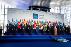 Para pemimpin negara G20 berfoto bersama di "La Nuvola" di distrik EUR di Roma, Italia, Sabtu, 30 Oktober 2021. (Foto: Erin SCHAFF/AFP)