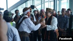 Uskup Ruteg Mgr Siprianus Hormat tiba di Labuan Bajo sore tadi (28/2). Pemda Manggarai Barat bersama Vikep dan umat Labuan Bajo melaksanakan ritus penjemputan di Bandara Komodo. (Foto: Facebook/Komsos Ruteng)