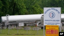 Truk tanker diparkir di dekat pintu masuk Colonial Pipeline Company Rabu, 12 Mei 2021, di Charlotte, AS. (Foto: AP/Chris Carlson)