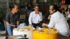 Ông Bùi Thanh Hùng (trái), ông Phạm Chí Cường (giữa) và Luật sư Tín Nguyễn tại một quán cafe ở Tp. HCM, ngày 19/4/2018.