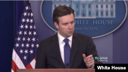 El vocero de la Casa Blanca, Josh Earnest, dijo que para fin de año el Congreso estadounidense debería aprobar una prohibición de venta de armas a las personas incluidas en la lista de proscripción de vuelos del país.