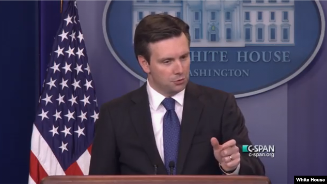 El vocero de la Casa Blanca, Josh Earnest, dijo que para fin de año el Congreso estadounidense debería aprobar una prohibición de venta de armas a las personas incluidas en la lista de proscripción de vuelos del país.