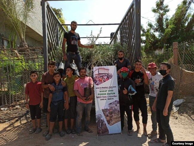 Fikiri (paling kanan) bersama anak-anak dan pemuda Gaza yang akan membantunya menanam pohon zaitun bantuan masyarakat Indonesia. (foto: courtesy)