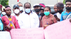 Aksi solidaritas di lakukan masyarakat adat di Sorong, Manokwari dan Jayapura. (Foto: Courtesy/Yohanis Mambrasar/PAHAM Papua)