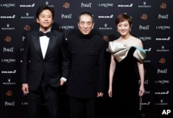 2018年11月17日，中国演员孙俪、邓超和导演张艺谋参加在台湾台北举行的第55届金马奖典礼。他们由于电影《影》而荣获提名。