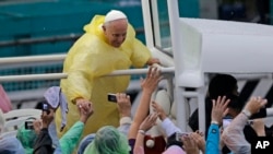 El Papa estrecha las manos de los fieles tras celebrar misa, el domingo, en Manila.