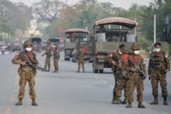 Tentara Myanmar berjaga di jalanan, di tengah aksi unjuk rasa menentang kudeta militer di Naypyidaw, 17 Februari 2021. (Foto: STR / AFP)