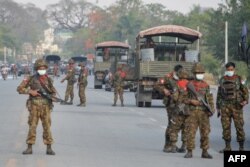 میانمار کے دارالحکومت نیپی ٹا میں مظاہرین کو روکنے کے لیے فوج تعینات کی گئی ہے۔