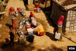 Women line up to fill containers with drinking water at the Rohingya refugee camp in Teknaf, Bangladesh on Feb. 12, 2020. (Hai Do/VOA)
