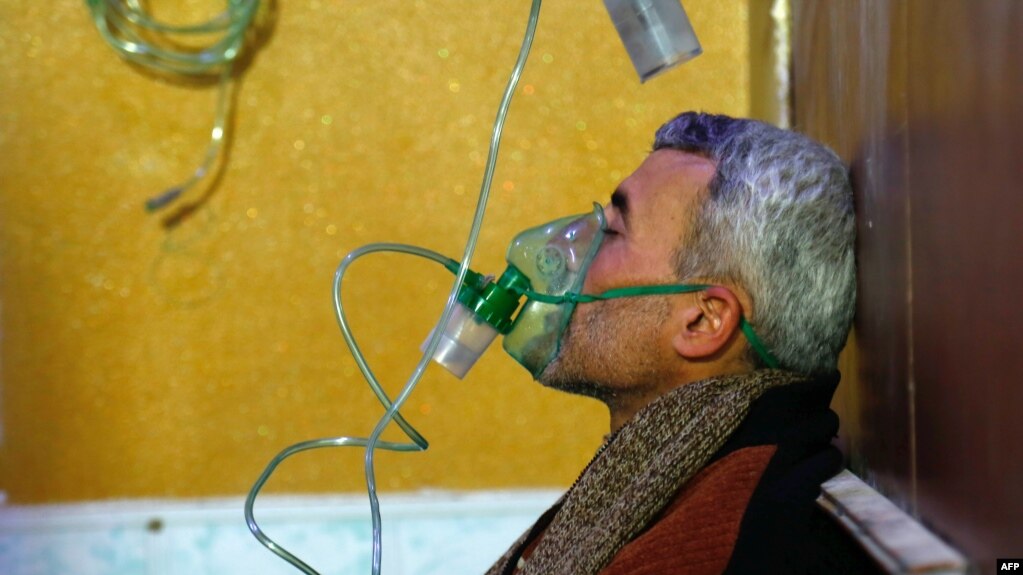 Seorang pria Suriah mengenakan masker oksigen di rumah sakit darurat setelah terjadinya apa yang diperkirakan serangan dengan menggunakan gas beracun di kota Douma sebuah kantong pemberontak yang terkepung di kawasan Ghoute timur di pinggiran Damaskus, 22 Januari 2018 (foto: AFP Photo/Hasan Mohamed)