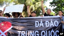 Người Việt Nam năm ngoái nhiều lần xuống đường biểu tình phản đối việc Trung Quốc đưa giàn khoan dầu gây tranh cãi vào khu vực mà Hà Nội tuyên bố là thềm lục địa của mình. 