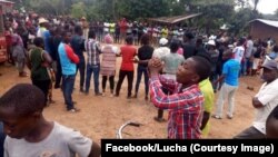 Des manifestants forment un cercle et se tiennent la main à Beni, Nord-Kivu, 26 septembre 2018. (Facebook/Lucha Beni)