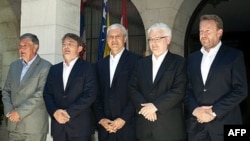 Petorica lidera posle neformalnog susreta: Nebojša Radmanović, Željko Komšić, Boris Tadić, Ivo Josipović i Bakir Izetbegović (s leva).