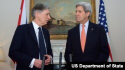 Menlu Inggris Philip Hammond (kiri) dan Menlu AS John Kerry hari Senin (30/3) merilis pernyataan bersama soal penghitungan pemilu di Nigeria (foto: dok).