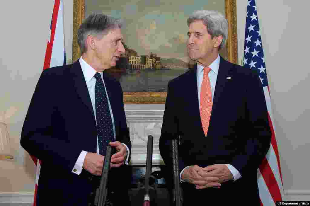 جان کری با وزير امور خارجه بريتانيا، هاموند، در برابر خبرنگاران. اين دو در حاشيه مذاکرات اتمی با يکديگر ديدار و گفتگو کردند.