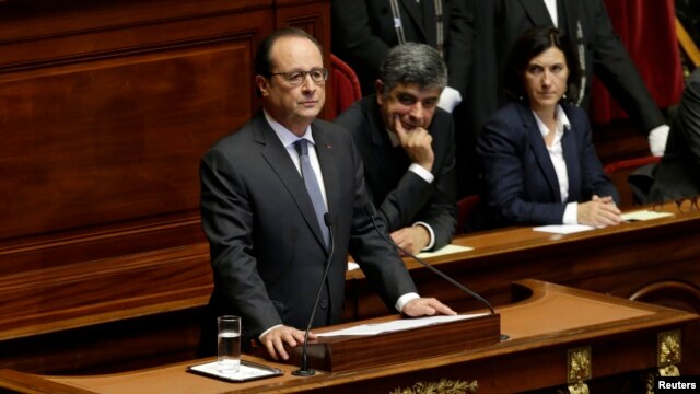 El presidente francés, François Hollande, pronuncia su discurso ante una sesión especial conjunta de las cámaras alta y baja del Parlamento en el Palacio de Versalles.
