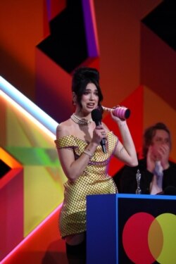 Penyanyi Dua Lipa menerima penghargaan di BRIT Awards di O2 Arena di London, Inggris 11 Mei 2021. (Foto: © John Marshall via REUTERS)