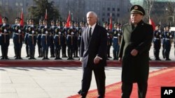 Sakataren Tsaron Amurka Robert Gates, daga dama, lokacin da ake bikin isarsa China. Daga hagu kuma shi ne Ministan Tsaron China Liang Guanglie