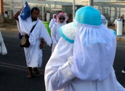 Seorang jemaah haji asal Indonesia di Masjid Namira di Arafat, Makkah, Arab Saudi, Jumat, 9 Agustus 2019. (Foto: Amr Nabil/AP)