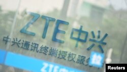 Logo ZTE Corp. di sebuah pusat servis di Hangzhou, Zhejiang province, China, May 14, 2018.