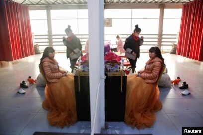 Seorang perempuan bersiap untuk sesi foto pernikahan di Jiutian Greenhouse, di Langfang, Provinsi Hebei, 19 Desember 2016. (Foto: Reuters)