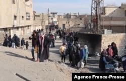 Syrians Flee Their Homes In The Ghavran Neighborhood In The Northern Syrian City Of Hasakeh, January 22, 2022, On The Third Day Of Fighting Between The Islamic State (Is) Group And Kurdish Forces In Syria, When Is Attacks A Prison Housing Jihadists In The Area. Did.  ,