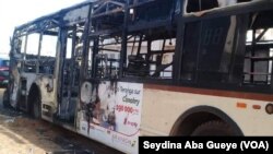 Un bus incendié à Dakar, le 29 janvier 2019. (VOA/Seydina Aba Gueye)