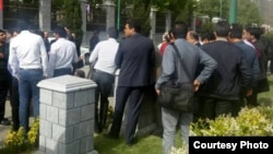 Around 100 Iranian civil servants from an agricultural fund providing insurance to farmers stage a protest outside Iran's parliament in Tehran on May 8, 2018, to complain about nonpayment of salaries. (ILNA)
