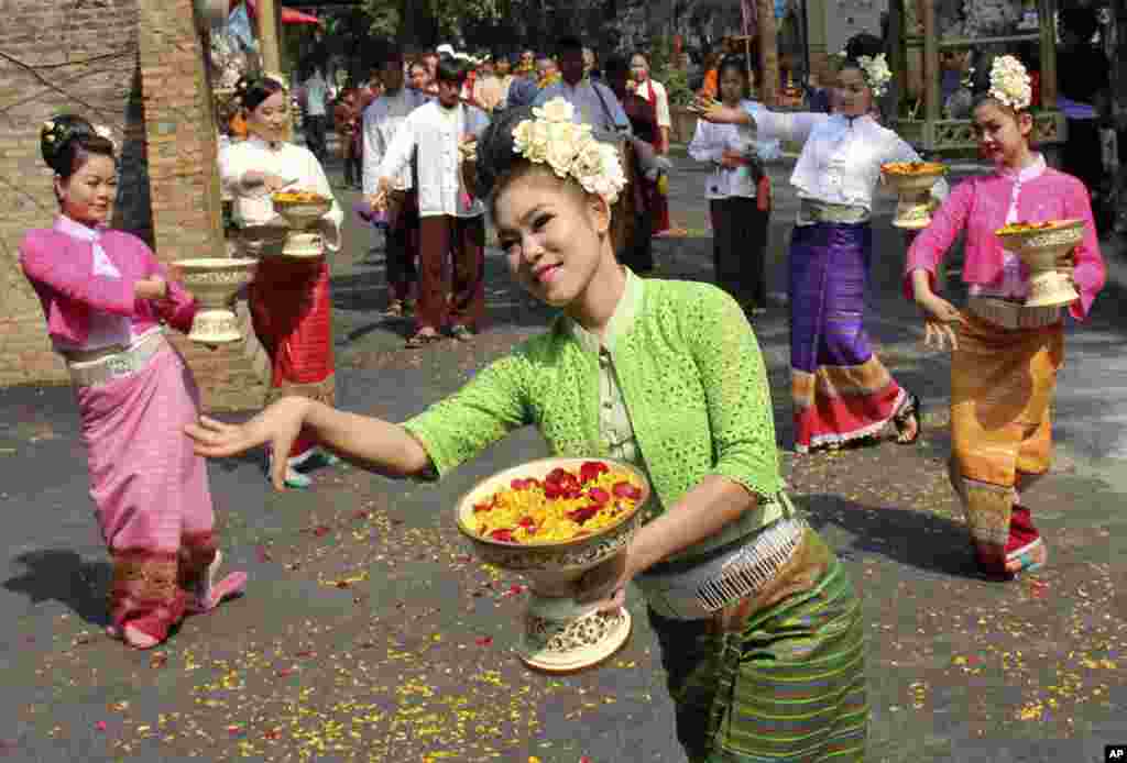 Vũ công biểu diễn một điệu múa truyền thống trong lễ khai mạc lễ hội năm mới truyền thống Songkran của Thái Lan ở tỉnh Chiang Mai, miền bắc Thái Lan. Lễ hội bắt đầu từ ngày ngày 13 tháng 4 năm 2014.