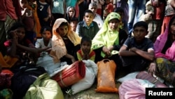 ဘင်္ဂလားဒေ့ရှ်ဘက်ကို ထွက်ပြေး တိမ်းရှောင်နေကြတဲ့ ရခိုင် မောင်တောက မူဆလင်မိသားစုများ။ ( နိုဝင်ဘာ ၂၁၊ ၂၀၁၆) 