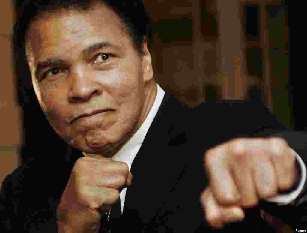 រូប​ឯកសារ៖​ លោក​ Muhammad Ali ​ជើង​ឯក​ប្រដាល់​ទម្ងន់​ធ្ងន់​របស់​សហរដ្ឋ​អាមេរិក​ ធ្វើ​ជា​ដាល់​ដើម្បី​ឲ្យ​ថត​រូប​នៅ​ឯ​ពិធី​ប្រគល់​ពាន​រង្វាន់​ Crystal Award នៅ​ក្នុង​អំឡុង​វេទិកា​សេដ្ឋកិច្ច​ពិភពលោក​ ក្នុង​ទីក្រុង​ Davos ប្រទេស​ស្វីស​ កាល​ពី​ថ្ងៃ​ទី​២៨​ ខែ​មករា​ ឆ្នាំ​២០០៦។