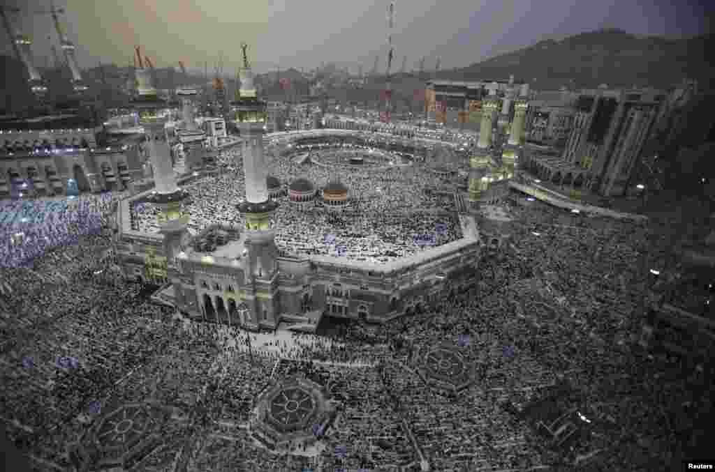 Mahujaji wakislamu wakiswali kwenye Mskiti mkuu wa mji mtakatifu wa Mecca Mecca, Saudi Arabia, kabla ya kuanza rasmi ibada za kila mwaka za Hajj, Oct. 10, 2013. 