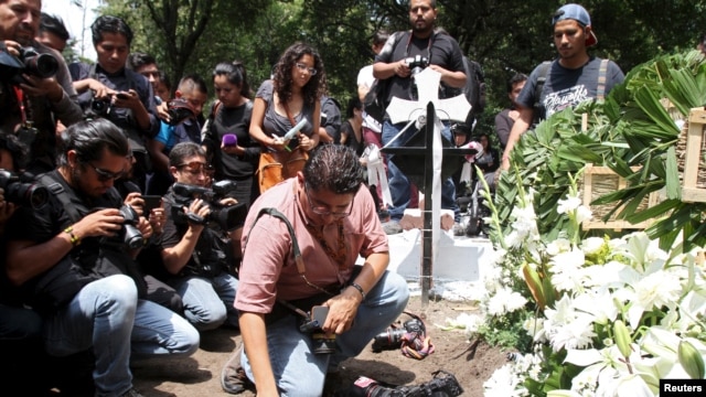 Cámaras de vigilancia grabaron al sospechoso saliendo del departamento de Rubén Espinosa