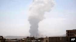 沙特阿拉伯空袭也门首都萨那的一个重要弹药库。图上显示弹药库中弹后冒起狼烟。（资料照片）