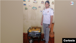 Ángel Fernández, quien vive en un barrio del oeste de Maracaibo, afirma que su planta generadora de 4.400 vatios le es inútil por la falta de gasolina. [Cotesía]