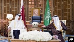 Sheikh Tamim bin Hamad Al-Thani, Amir of Qatar (l) meets with Saudi King Salman at the Riyadh airport in Saudi Arabia, Feb. 17, 2015.