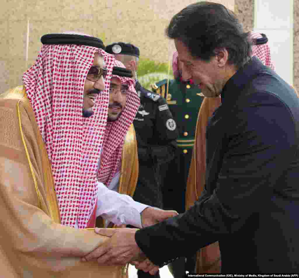 وزیرِ اعظم بننے کے بعد عمران خان نے پہلا غیر ملکی دورہ سعودی عرب کا کیا تاکہ ملک کو درپیش مالی اور معاشی مشکلات کے لیے سعودی عرب کی مدد حاصل کی جا سکے۔ اس دورے میں سعودی عرب نے پاکستان کو 6ارب امریکی ڈالر کا امدادی پیکیج دینے کا اعلان کیا تھا۔