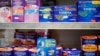 Pembalut dan produk-produk terkait menstruasi di pajang di sebuah apotek di London, Inggris, 18 Maret 2016. 