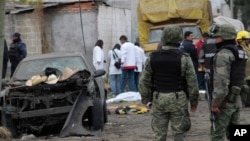 15일 멕시코에서 발생한 폭죽 폭발 사고 현장에서 군인들이 경계근무를 서고 있다.