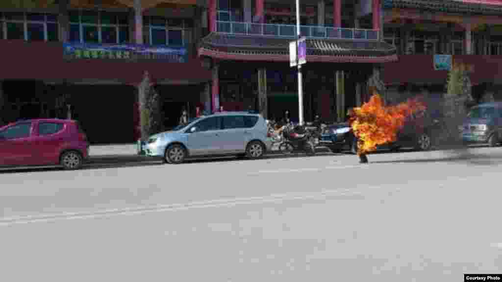 ພາບທ່ານ Dorjee Rinchen ຈູດດໄຟໃສ່ ເຜົາຕົນເອງ ຢູ່ນອກກອງບັນຊາການທະຫານໃນເມືອງ Labrang ບໍ່ໄກເທົ່າໃດຈາກວັດ Labrang ເພື່ອປະທ້ວງຕໍ່ປົກຄອງຂອງຈີນ