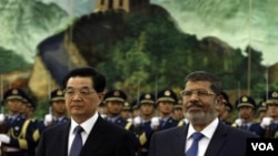 Presiden Mesir Mohammed Morsi diterima oleh Presiden Tiongkok Hu Jintao dalam kunjungannya di Beijing (28/8). 