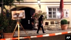 Polisi Jerman mengamankan lokasi serangan bom bunuh diri di Ansbach, Jerman, Senin (25/7). 