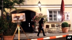 Un agent de police examine la scène après une explosion, dimanche 24 juillet 2016, à Ansbach, Allemagne, le lundi 25 Juillet, 2016.