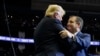 Le président Donald Trump est accueilli par le sénateur Ted Cruz, Texas, alors qu'il arrive pour un rassemblement de campagne au Houston Toyota Center, le 22 octobre 2018, à Houston, au Texas.