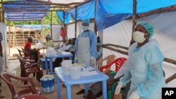 Petugas kesehatan yang melayani pasien ebola di distrik Kenema, Sierra Leone (27/7).