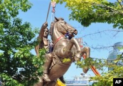 Три споменици на антички војсководци во еден ден