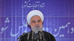 Una fotografía de la presidencia iraní muestra al presidente Hassan Rouhani hablando con la prensa después de emitir su voto en una mesa electoral en la capital, Teherán, el 21 de febrero de 2020.