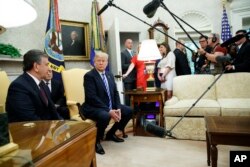 President Donald Trump meets Uzbek President Shavkat Mirziyoyev in the Oval Office of the White House, May 16, 2018, in Washington.