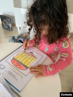 La pequeña de Carolina dibuja durante el aislamiento. Foto: Cortesía.