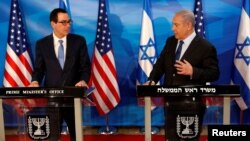 PM Israel Benjamin Netanyahu (kanan) dan Menkeu AS Steven Mnuchin dalam konferensi pers bersama di Yerusalem, Senin (28/10). 